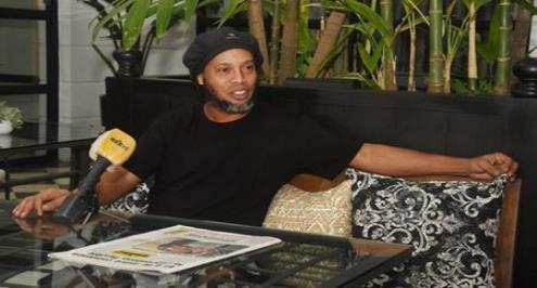 رونالدينيو: كنت أسعى لإسعاد الناس بكرة القدم.. ولم أكن أتخيل هذا الموقف